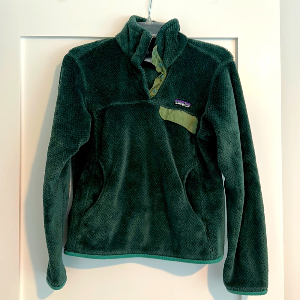 Patagonia pullover size small. Good condition.